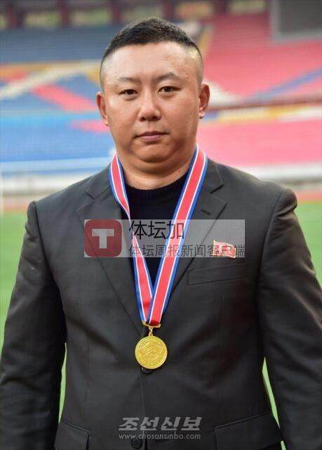 1695914709370009056.jpg 3-获得2021-22赛季朝鲜女足联赛最佳教练的李玉一.jpg